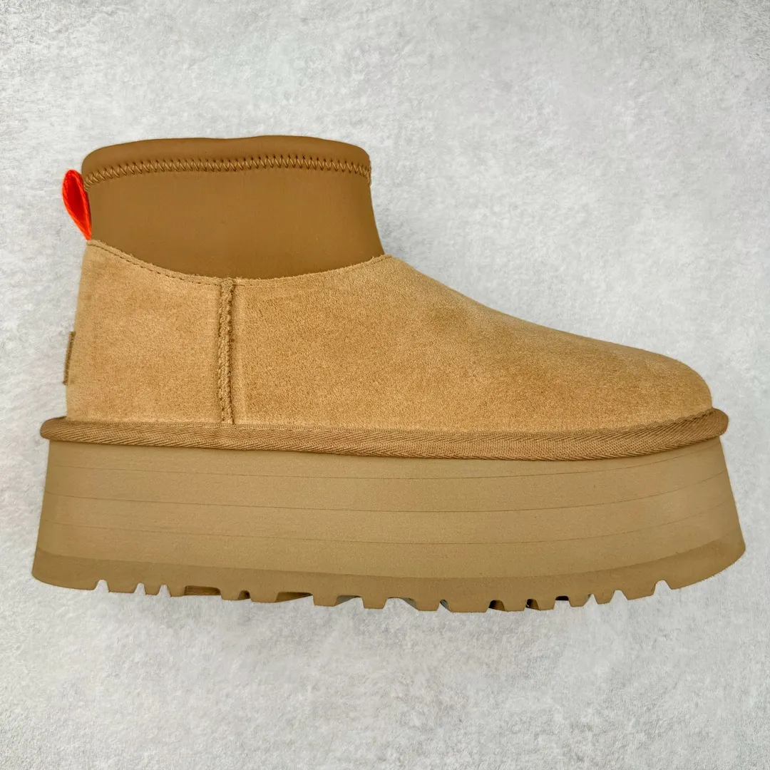 Pick up locally💰520 UGG 8170 classic autumn and winter sheepskin and fur integrated snow boots. Private order price and ingenious positioning. Direct supply from Sangpo eight-year-old factory. Reject high profits. Differentiate pig-killing version. Longfeng A-grade Australian imported sheepskin and fur integrated. Fully follow the ZP process. OEM original pattern maker. Adhere to no original shoes and no development options. Pay attention to every detail. The most authentic version on the market. TREADLITE "light wing" technology outsole. Lightweight/durable/flexible/pile-type suede upper, fine skin-friendly recycled polyester fiber piping, comfortable and easy to care for, good warmth retention, UGG plush™ lining and insole, soft and skin-friendly, comfortable and warm, classic shoe shape with lightweight thick sole, stable and fashionable for autumn and winter street style, Treadlite by UGG light wing outsole, light cushioning, reducing the burden on your feet, comfortable and lightweight, helping you to play easily all day long. Size: 35 36 37 38 39 40 41 Coding: by3936000